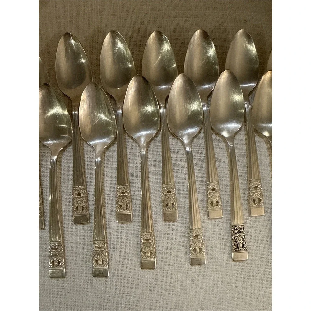 17 Oneida‎ Community CORONATION Dessert Oval Spoons Silverplate 7 3/8